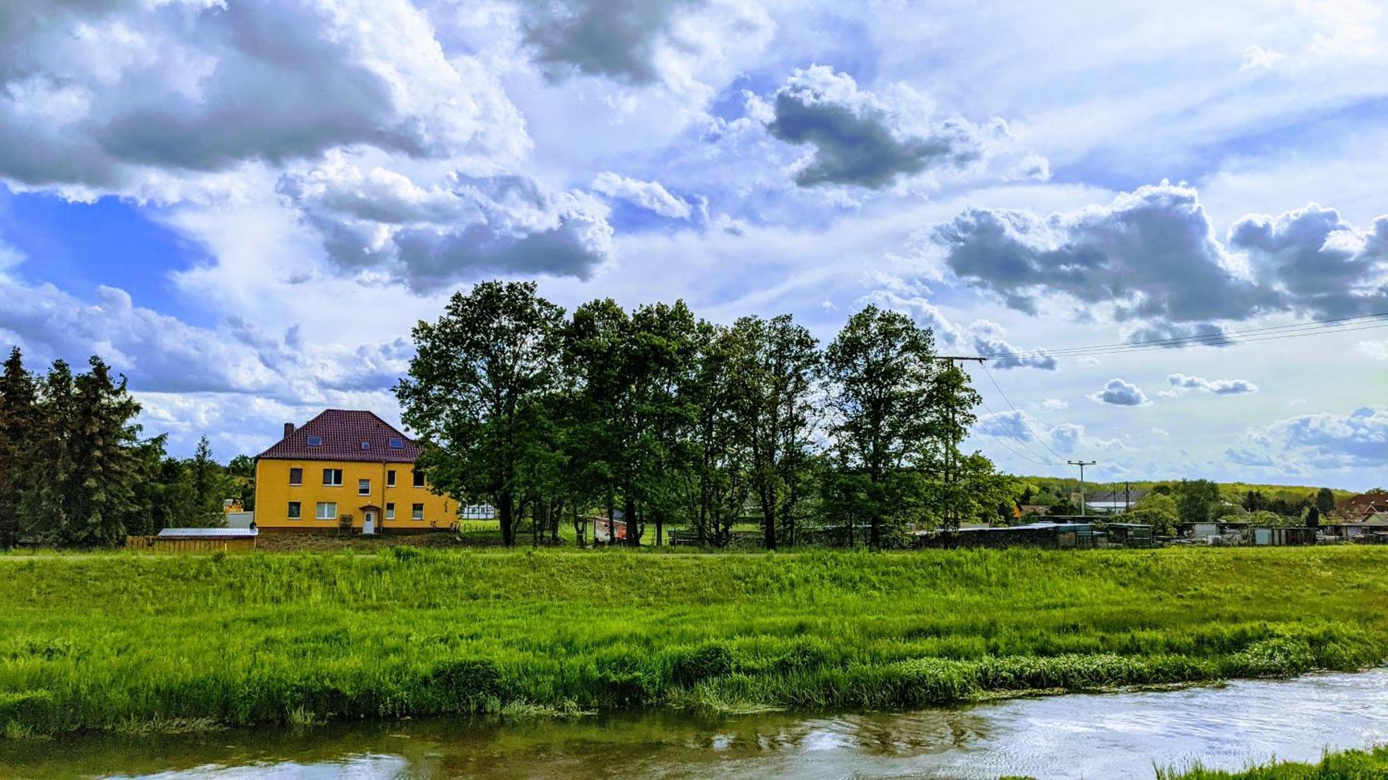 Gelbes Haus Seenland Ferienwohnungen Xl Elsterheide Eksteriør billede